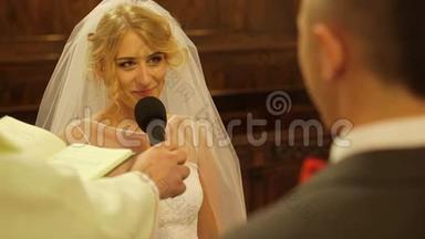 新娘在教堂宣誓结婚
